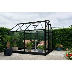Schwarzes Halls Gewächshaus Popular 106 mit Pflanzen und Sitzgruppe im Garten.
