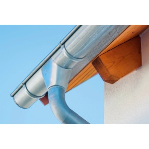 Sarei Multischutzgitter 60mm am Dach, schützt vor Insekten und dient als Lüftung.