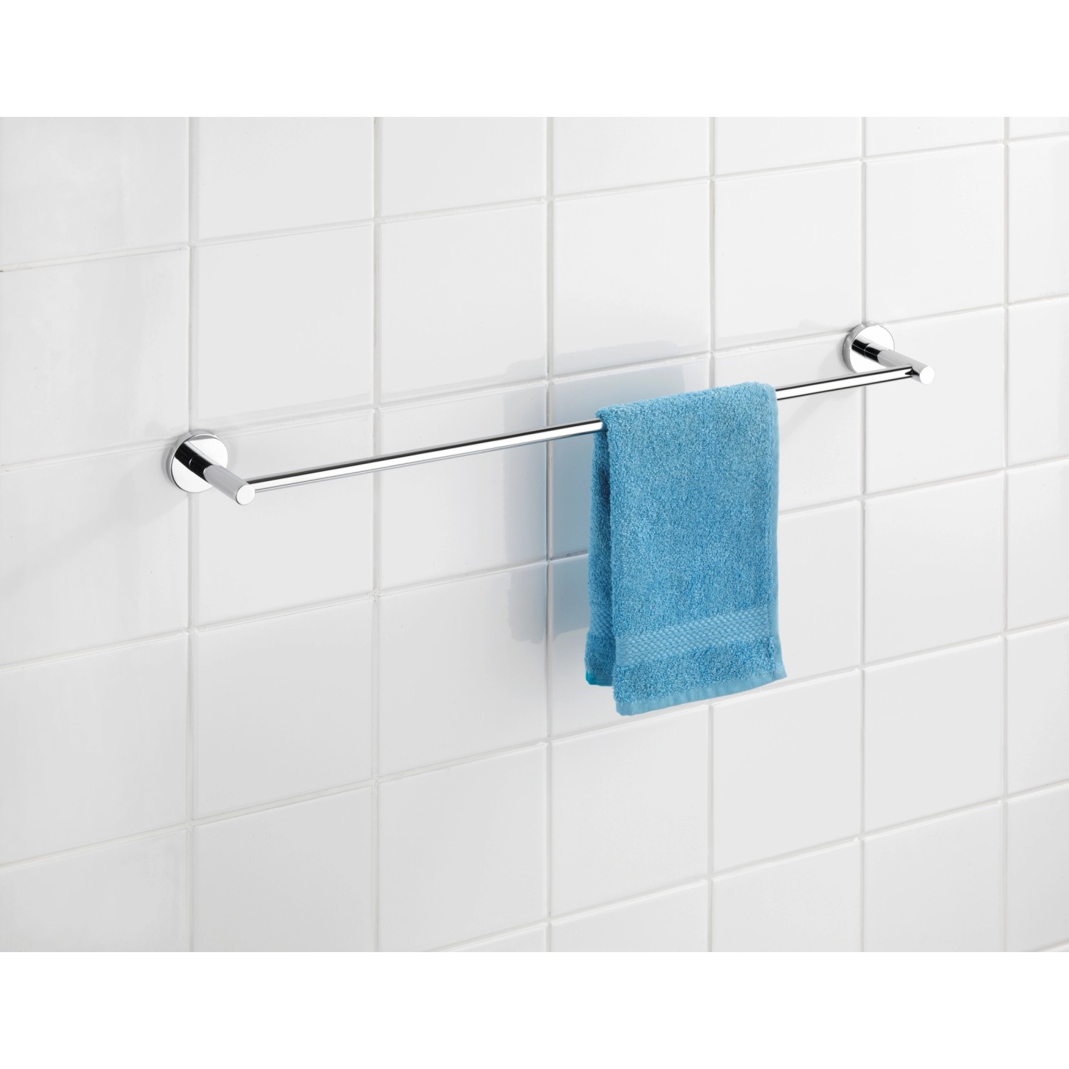 Wenko Handtuchstange Uno Elegance, Chrom, mit blauem Handtuch an weißer Wand.