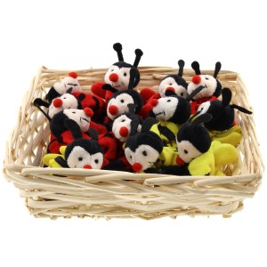 Korb mit Plüschinsekten (Marienkäfer, Bienen) in Schwarz-Bunt, 25-teiliges Deko-Set mit Magnet.