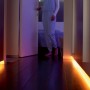 Philips Hue Lightstrip Plus: Indirekte Beleuchtung mit warmweißem Licht im Flur.