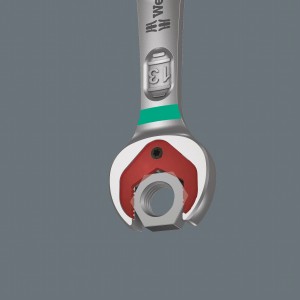 Wera Doppelmaulschlüssel Joker (17/19 mm) im Einsatz mit Sechskantmutter. Schlüssel für Schrauben und Muttern.