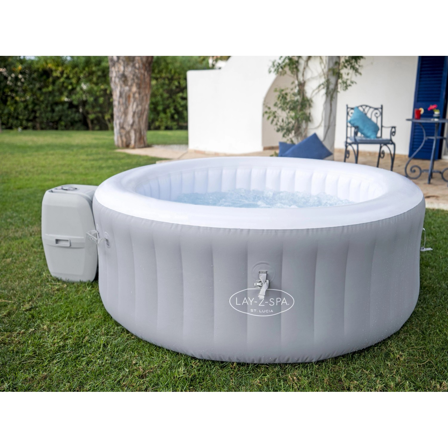 Bestway Lay-Z-Spa St. Lucia AirJet aufblasbarer Whirlpool, rund, Ø 170 cm, im Garten.