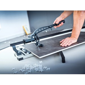 LUX Fliesenschneider FSM-800 Professional beim Fliesenzuschnitt.