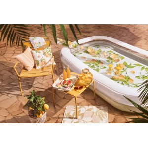 Gelbes Tablett mit Zitronenmuster auf Tisch, Camping & Zubehör für Gartenparty.