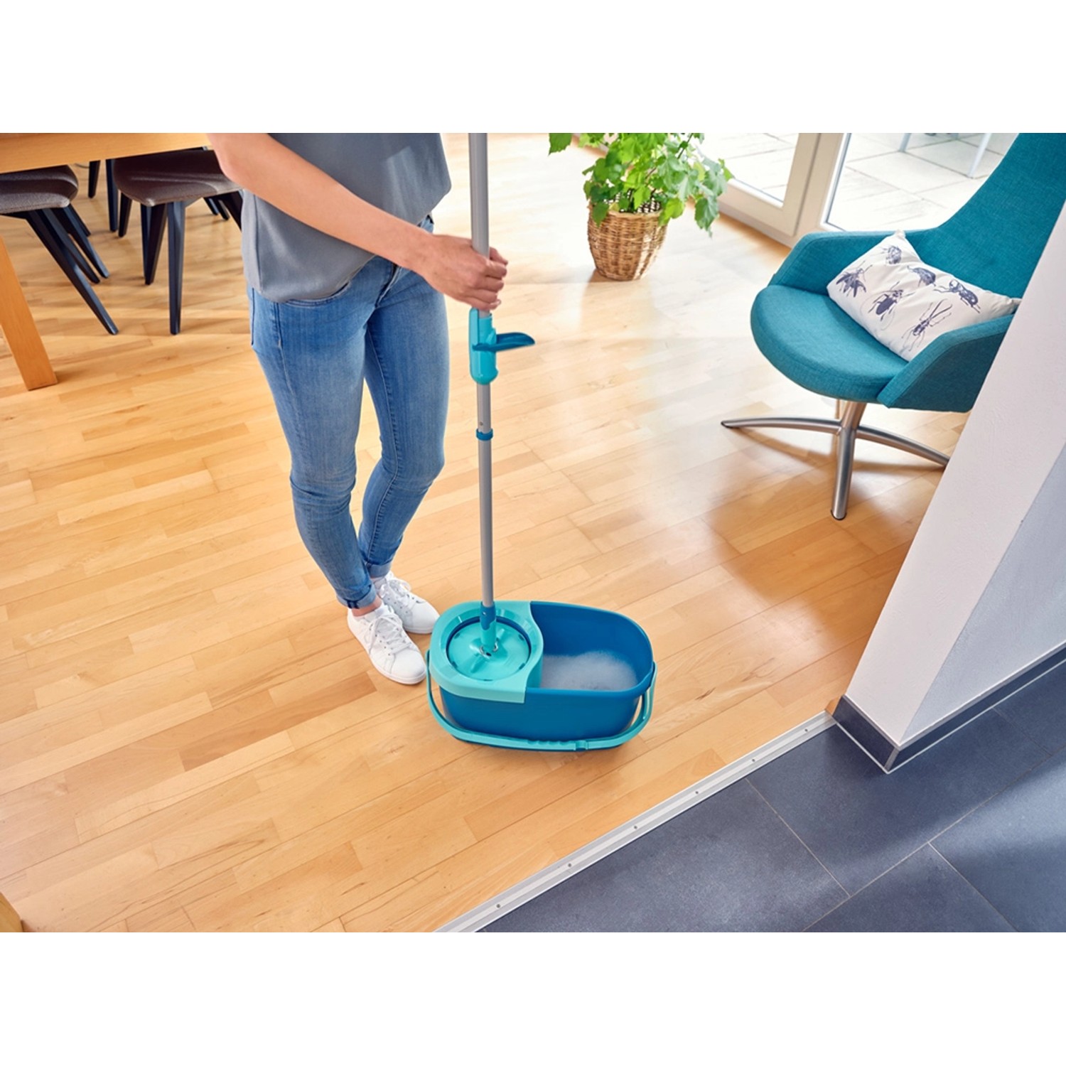 Leifheit Clean Twist Disc Mop Ergo Set mit Wischmop, Eimer und Schleudersieb in Anwendung.