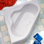 Weiße Eckbadewanne Lucia, 140 cm, aus Sanitäracryl, mit mittigem Abfluss. Ideal für kleine Bäder.