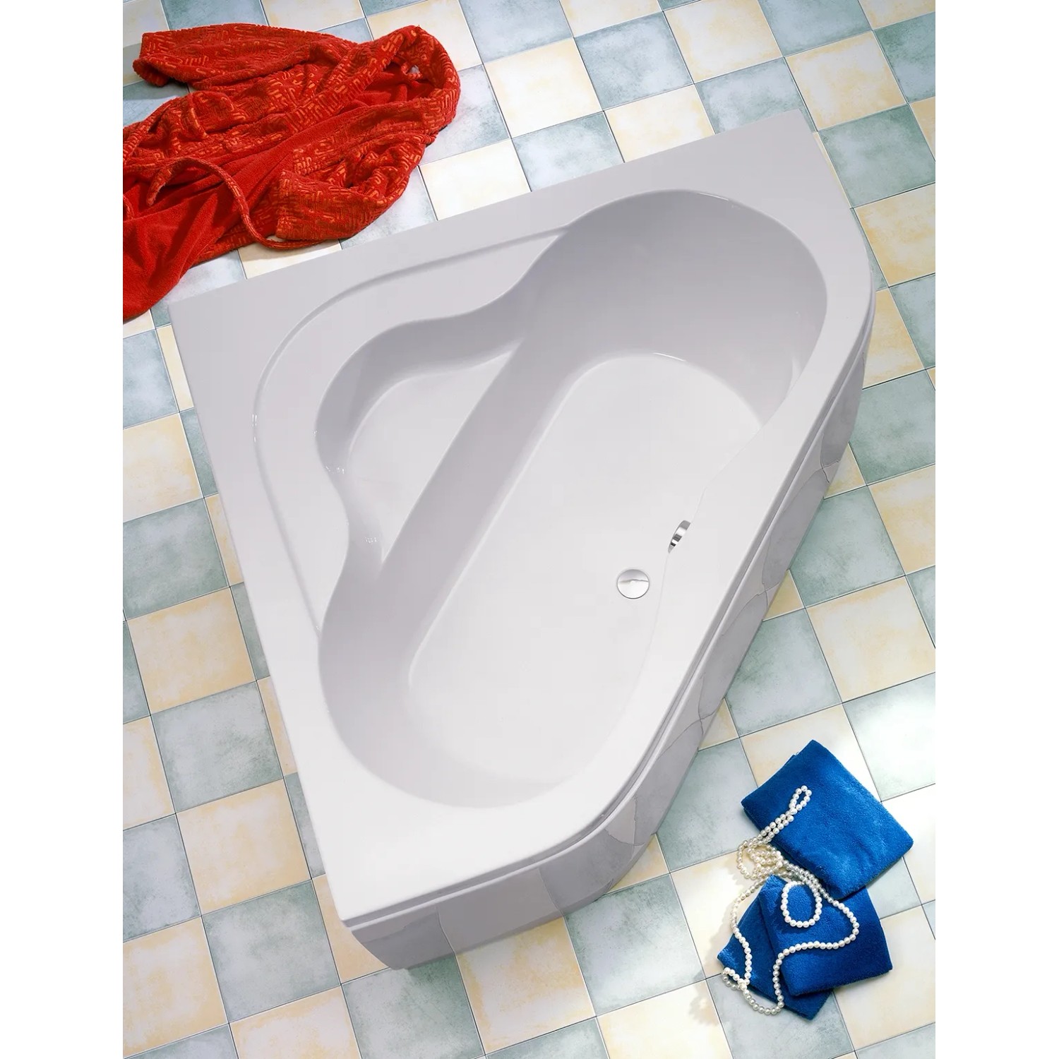 Weiße Eckbadewanne Lucia, 140 cm, aus Sanitäracryl, mit mittigem Abfluss. Ideal für kleine Bäder.