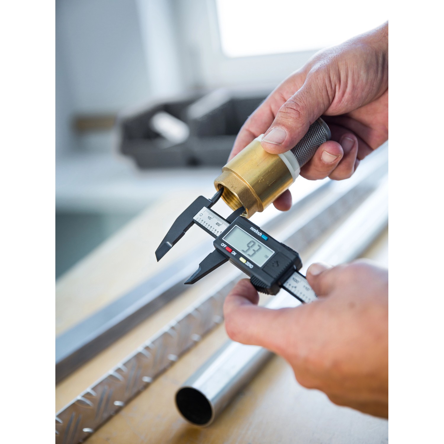 Digitaler Messschieber bei der Messung eines Durchmessers. Das Display zeigt 9.3 mm an.