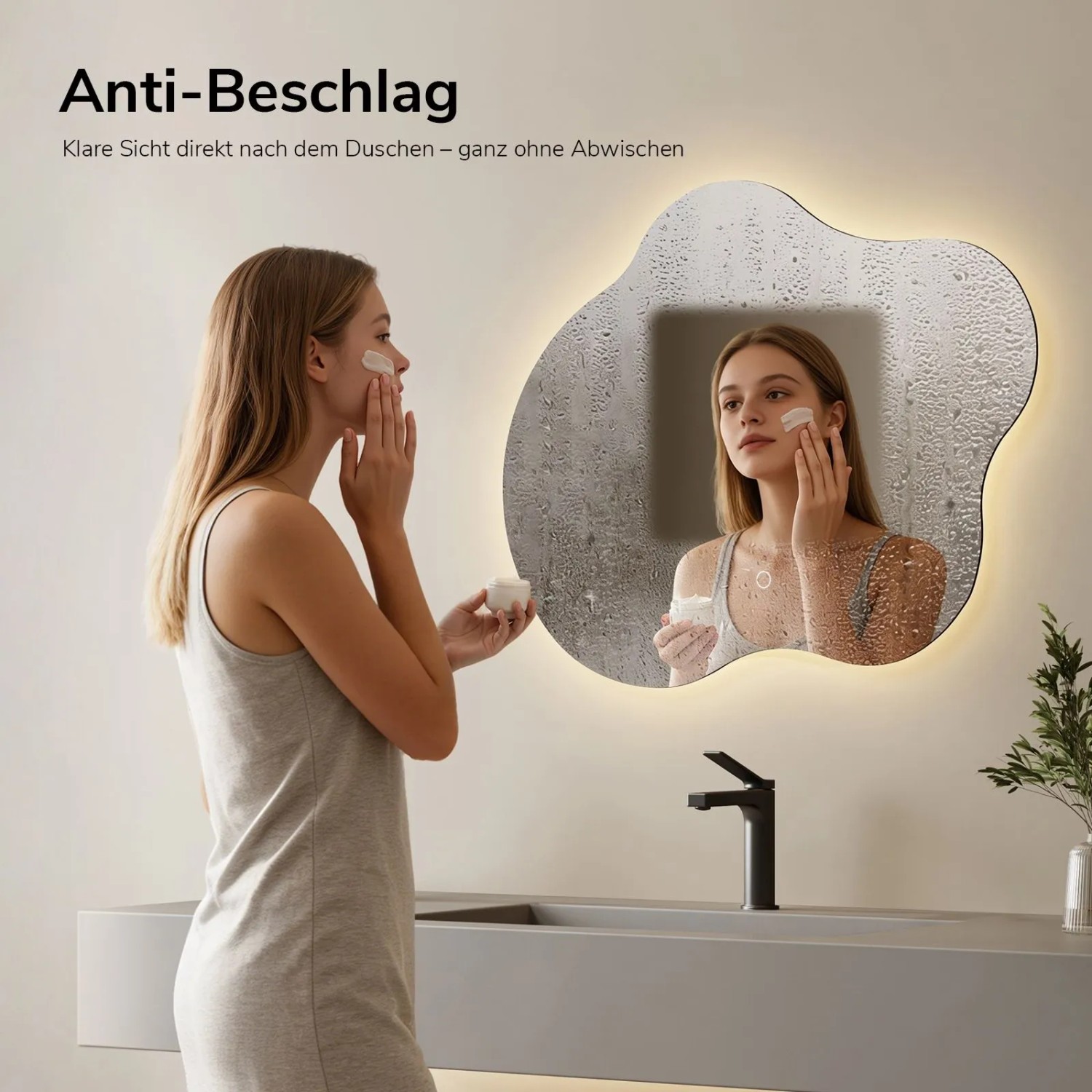 Organischer Emke LED-Badspiegel mit Antibeschlagfunktion. Frau nutzt beleuchteten Spiegel im modernen Bad, klare Sicht.