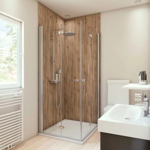 Eckdusche mit Breuer Duschrückwand in Eiche Holzdekor, Aluminiumrahmen. Moderne Badgestaltung.