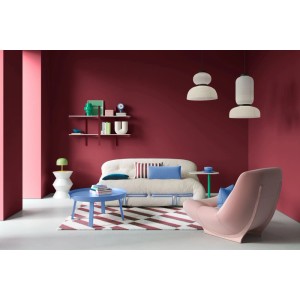 Wohnzimmer mit Wänden in matter Alpina Innenfarbe Pantone Merlot Weinrot. Moderne Einrichtung, Sofa, Sessel, Couchtisch.