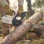 Litheli Akku-Kettensäge beim Sägen von Holz. Kompakte Bauweise, ideal für Gartenarbeiten.
