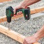 Bosch Akku-Schlagbohrschrauber UniversalImpact 18V-60 beim Bohren in Holz.