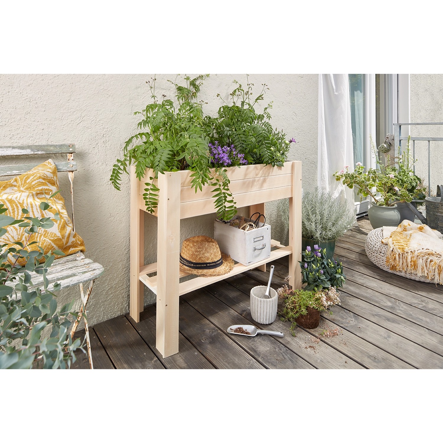 Wagner Holz-Hochbeet Green Box Light aus Pappelholz mit Ablagefläche, bepflanzt mit Kräutern und Blumen.