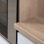 Detailaufnahme: Respekta Küchenzeile in Weiß Matt und Eiche Sägerau mit Backofen und Schubladen.