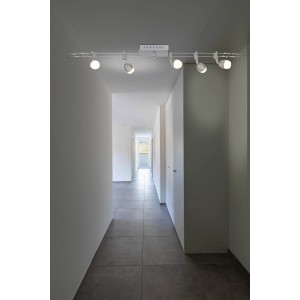 Modernes LED-Seilsystem Tony mit 5 Spots in Stahl blank für flexible Deckenausleuchtung.