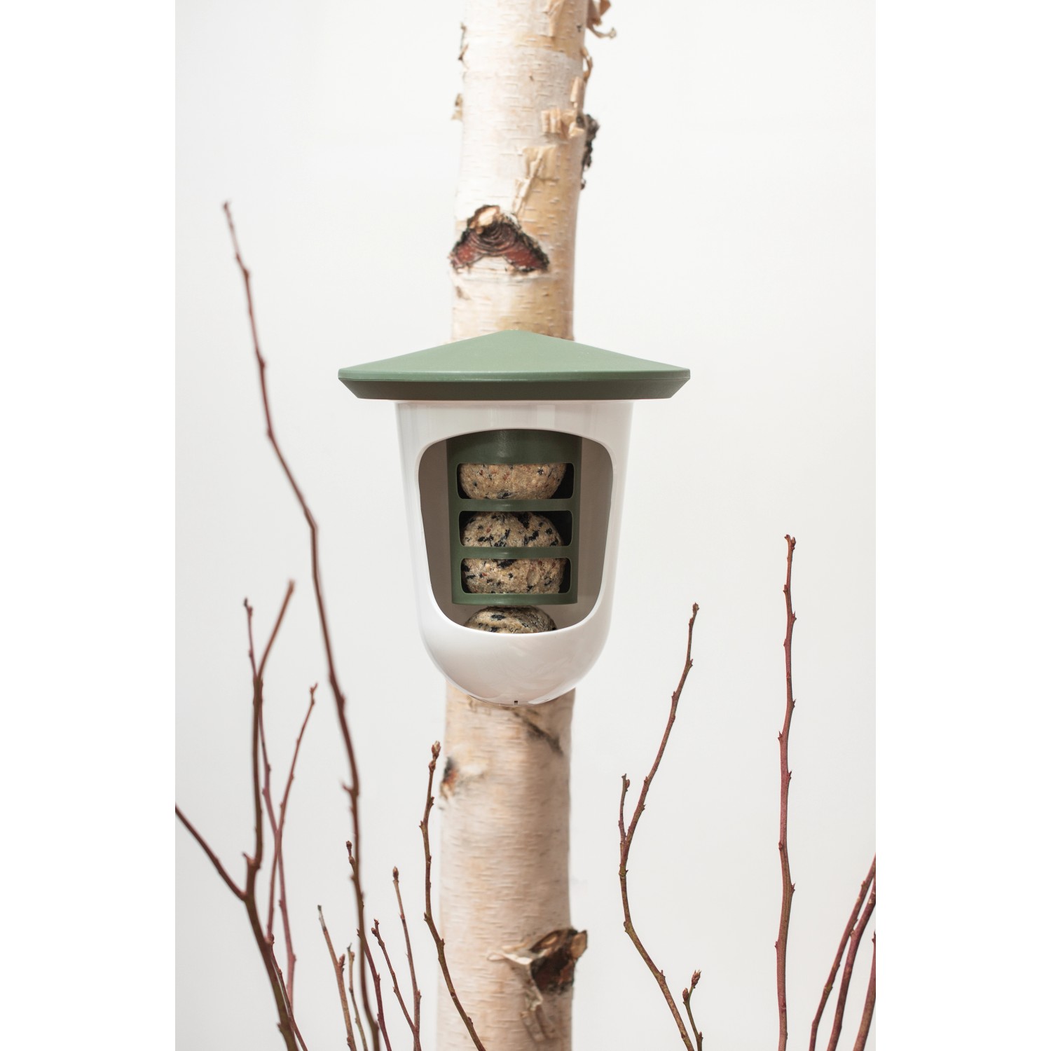 SingingFriend Vogelfutter-Spender Multi Feedr, grün-weiß, am Baum hängend mit Futter.