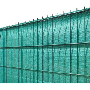 Grüne Solid Sichtschutzblende mit grober Struktur am Zaun, 180x500cm.