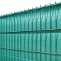 Grüne Solid Sichtschutzblende mit grober Struktur am Zaun, 180x500cm.