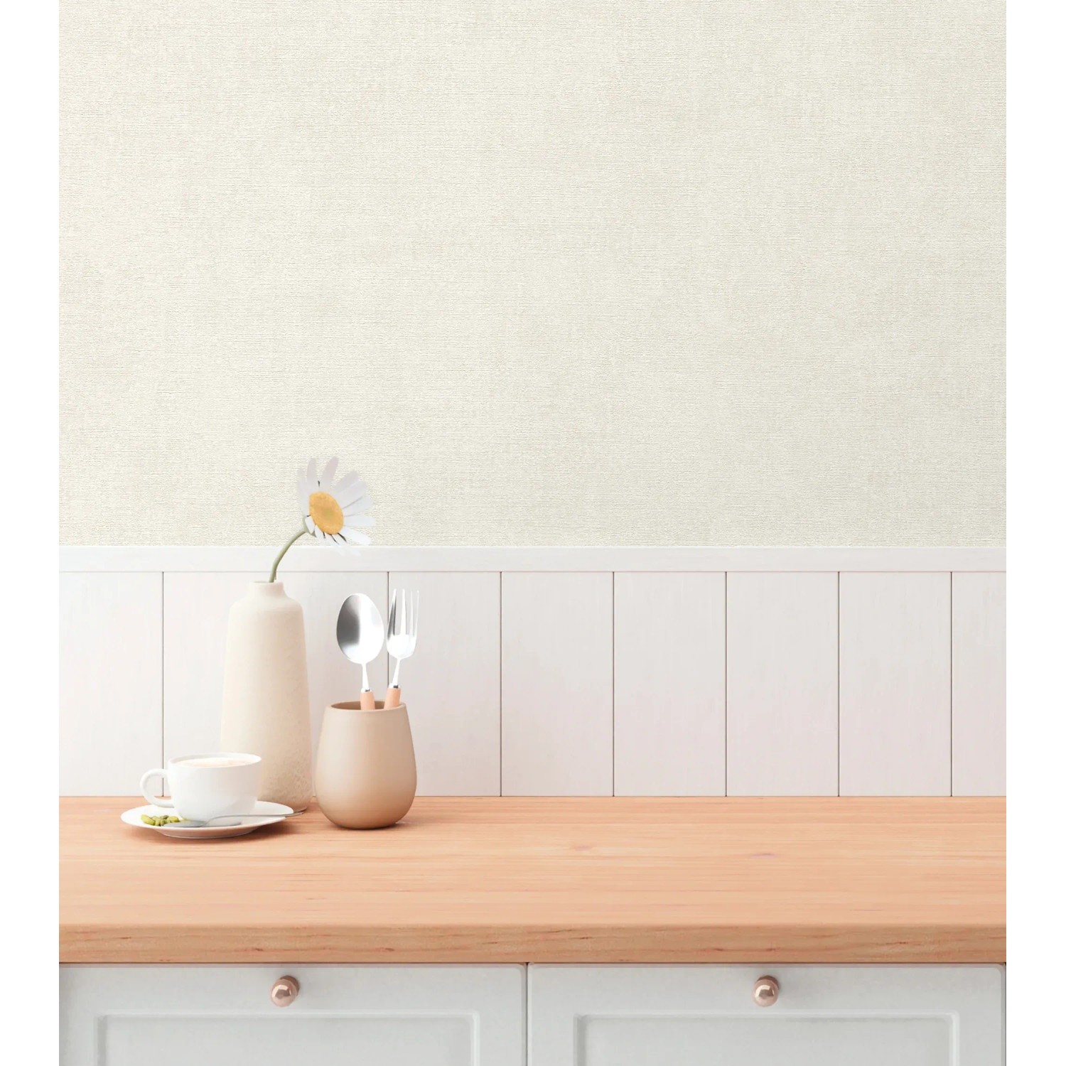 AS Creation Vliestapete Uni Beige an Wand, kombiniert mit weißer Holzvertäfelung und Küchenutensilien.