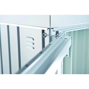 Biohort Geräteschrank Silber-Metallic: Detailansicht mit Belüftungsschlitzen und integriertem Ordnungssystem mit Haken.
