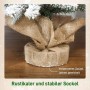 Detailansicht des stabilen, mit Leinen umwickelten Sockels eines künstlichen Weihnachtsbaums mit verschneiten Zweigen.