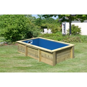 Karibu Holzpool Triton, kesseldruckimprägniert, mit blauer Folie und Leiter im Garten.