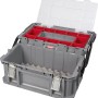 Geöffnete Keter Connect System Cantilever Werkzeugbox mit Fächern und Schaumstoffeinlage.