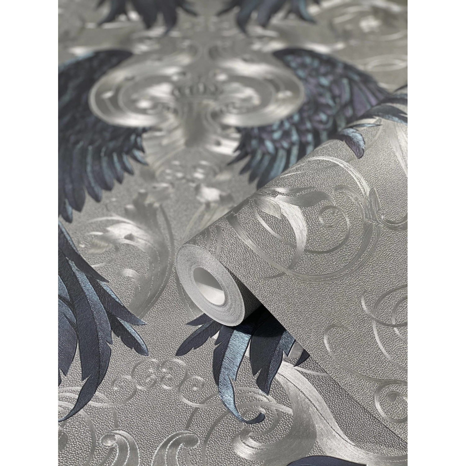 Glööckler Vliestapete Imperial Engelsflügel Silber-Blau, Rolle mit Muster.