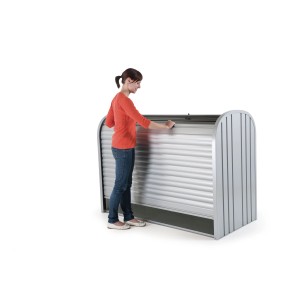 Biohort StoreMax 160 Gartenbox in Silber-Metallic mit Rollladen und Frau beim Öffnen.
