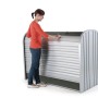 Biohort StoreMax 160 Gartenbox in Silber-Metallic mit Rollladen und Frau beim Öffnen.