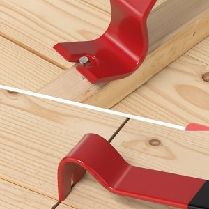 Nahaufnahme: Rotes Brecheisen Set aus Stahl zieht Nagel aus Holz. Vielseitiges Handwerkzeug zum Hebeln, Montieren & Renovieren.
