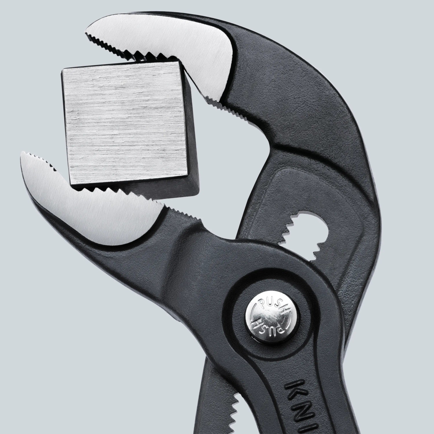 Knipex Cobra Rohrzange 300 mm, grau atramentiert, hält einen Metallwürfel fest.