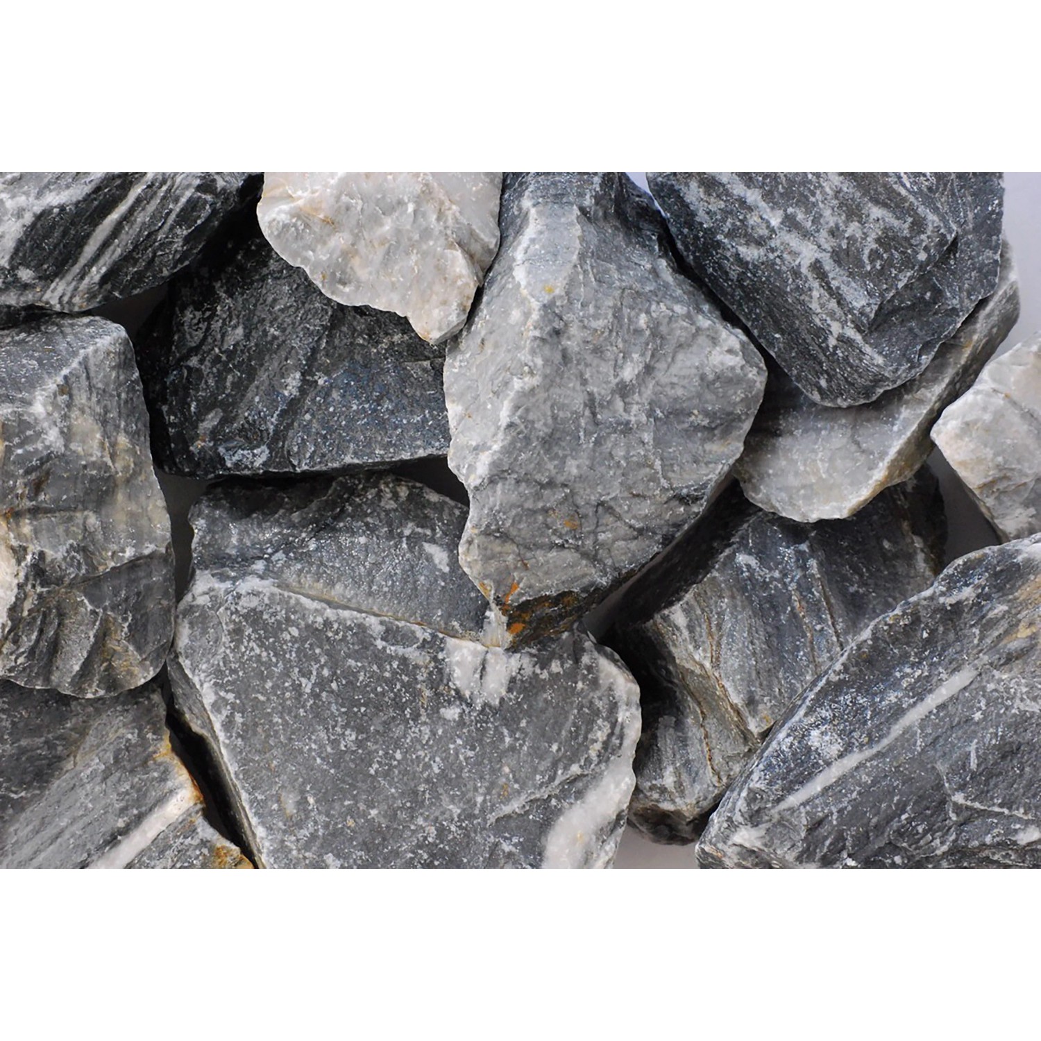 Nahaufnahme: Marmor-Gabionenfüllung Donau-Blau, Ziersteine für Mauersysteme.