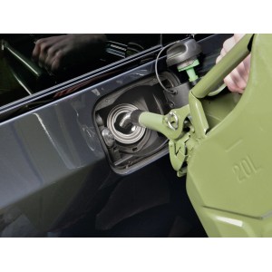 LUX Auslaufstutzen füllt Kraftstoff aus Metall-Benzinkanister in ein Auto.