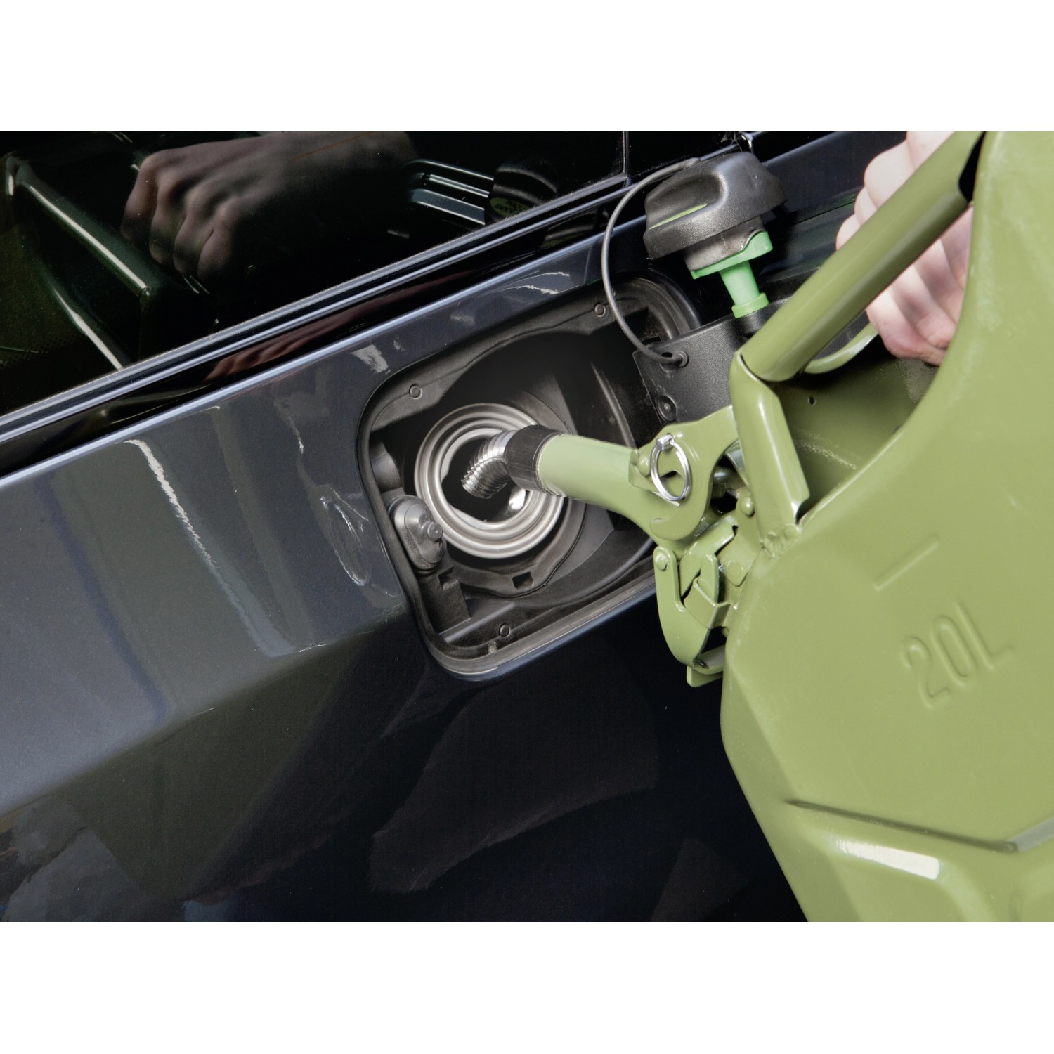 LUX Auslaufstutzen füllt Kraftstoff aus Metall-Benzinkanister in ein Auto.