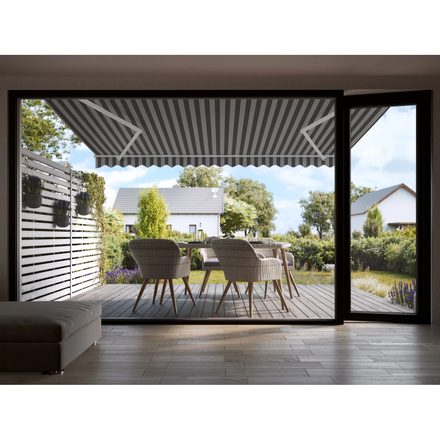 Gelenkarmmarkise Aventura, 4x2,5m, grau-weiß gestreift, montiert über einer Terrasse mit Gartenmöbeln.
