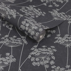 Superfresco Easy Vliestapete Aura Navy mit hellgrauen Blütendolden auf dunklem Grund.