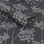 Superfresco Easy Vliestapete Aura Navy mit hellgrauen Blütendolden auf dunklem Grund.