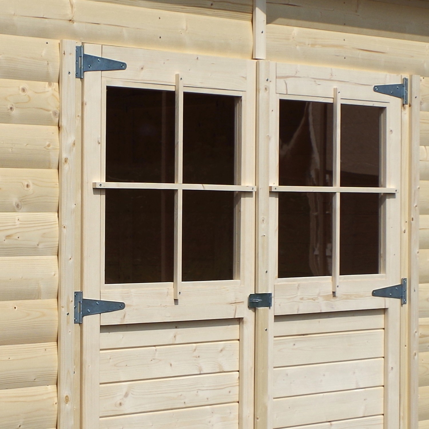 Detailaufnahme: Doppeltür mit Lichtausschnitten des Bertilo Holz-Gartenhauses Alster.