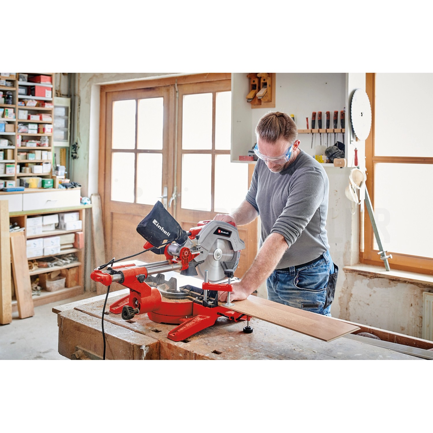 Einhell Zug-Kapp-Gehrungssäge TC-SM 254 im Einsatz beim Holzzuschnitt.