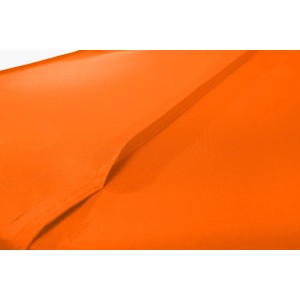 Detailaufnahme des orangefarbenen Marktschirms Jumbo Ø 300 cm von Schneider Schirme, Fokus auf Stoff und Naht.