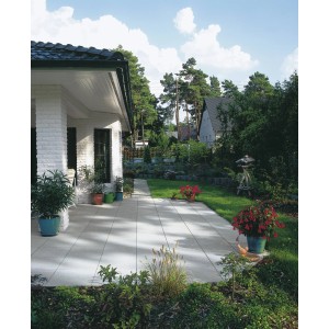 Verlegte Premac Terrassenplatten Ester Grau 50x50 cm im Außenbereich mit Haus und Garten.