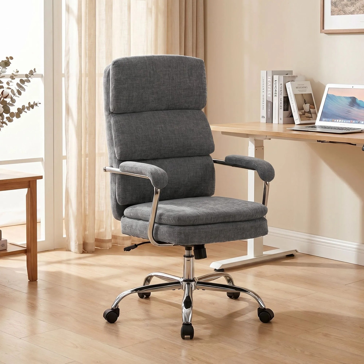 Grauer HOMCOM Bürostuhl aus Chenille-Stoff mit ergonomischer Rückenlehne, gepolsterten Armlehnen und Rollen.