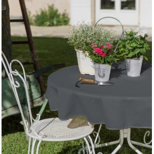 Runde, anthrazitfarbene Garten-Tischdecke (Ø 130 cm) auf Gartentisch mit Deko.