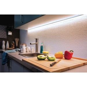 Paulmann LED-Strip MaxLED Basis-Set in Küche mit Tageslichtweiß für Arbeitsbereich.