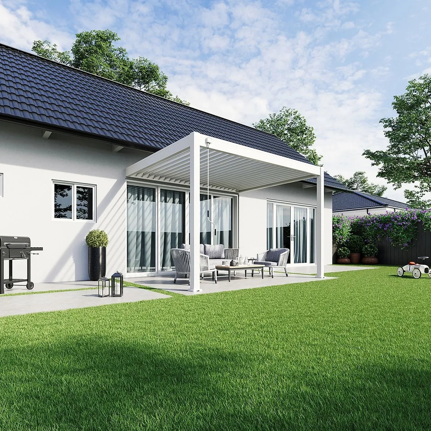 Weiße Weide Deluxe Aluminium-Wandpergola mit verstellbarem Lamellendach über einer Terrasse im Garten. Sonnenschutz.
