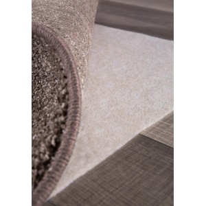 Beige Teppichunterlage aus Vlies (80x150cm) unter einem Teppich auf Holzboden.