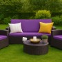 Violettes Gartenkissen-Set für Polyrattan-Möbel, bestehend aus Kissen für ein 3-Sitzer Sofa und zwei Sessel.